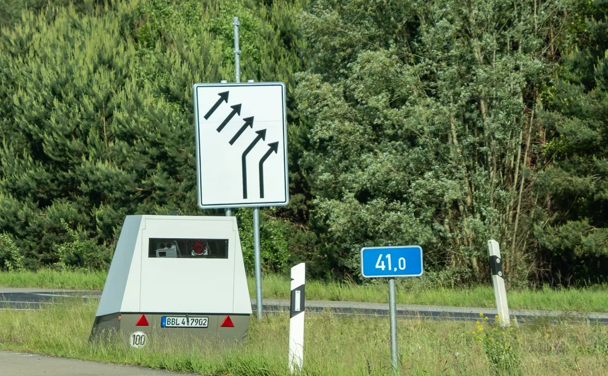 Mobiler Enforcement Trailer zur Geschwindigkeitsmessung am Fahrbahnrand