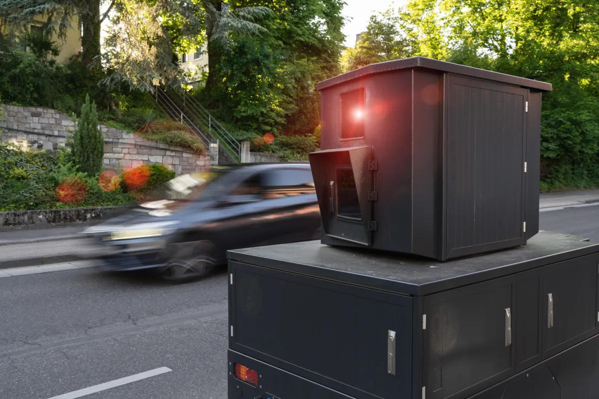 Enforcement Trailer bei einer Geschwindigkeitsmessung mit vorbeifahrendem Auto