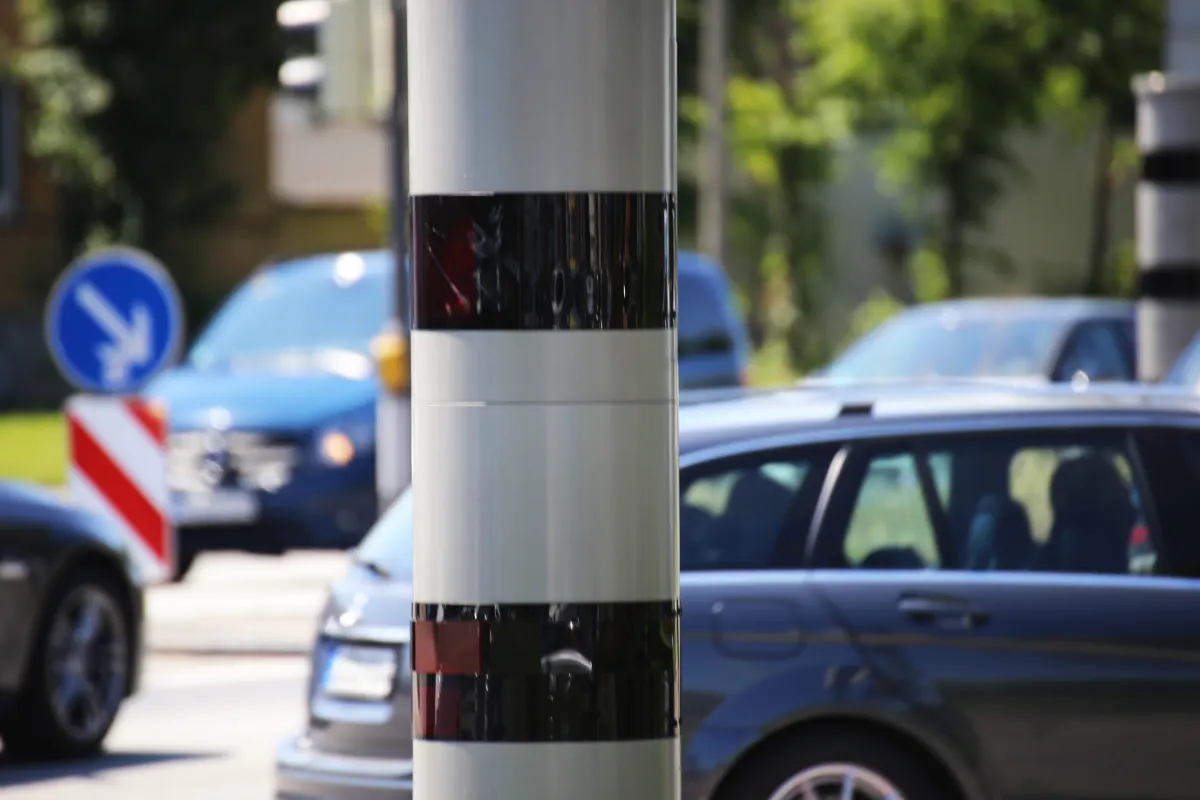 PoliScan Speed Blitzer-Säule bei einer Geschwindigkeitsmessung