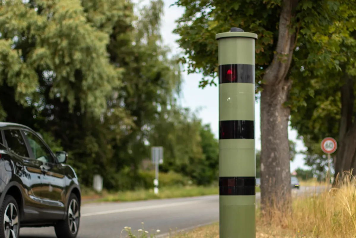 PoliScan Speed Blitzer-Säule am Fahrbahnrand