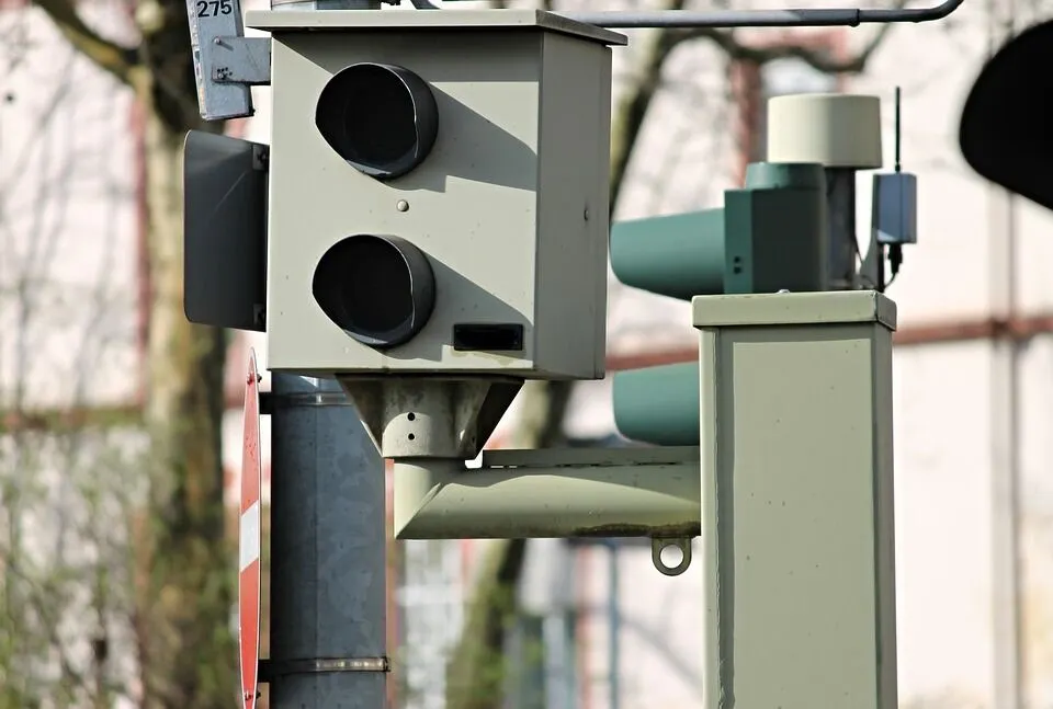 TraffiPhot-S-Messanlage zur Verkehrsüberwachung an einer Straße