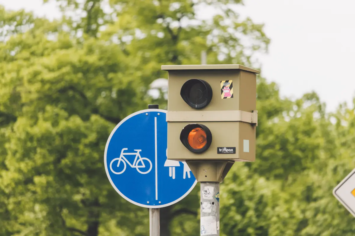 Traffipax-Messanlage zur Verkehrsüberwachung am Straßenrand