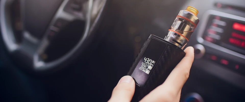 Urteil: E-Zigarette gilt als Handy am Steuer