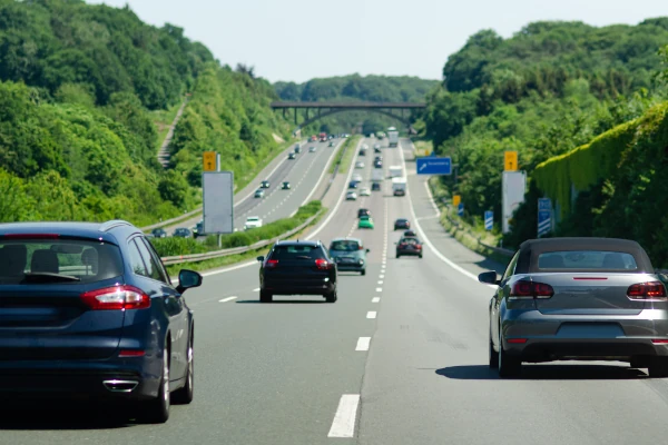 Autos hintereinander auf einer Straße