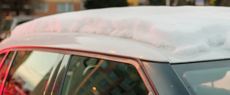 Bußgeld und Punkte wegen Schnee auf Autodach