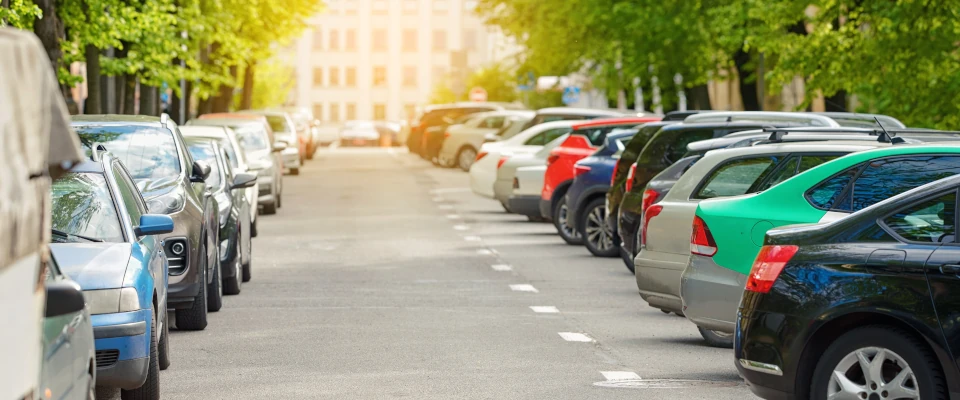 AG München: Falsch­par­kerin trägt Mit­schuld an Unfall